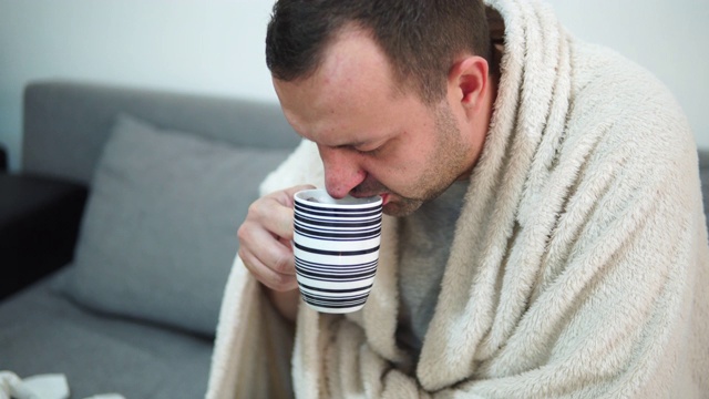 病人在家里喝热茶视频素材