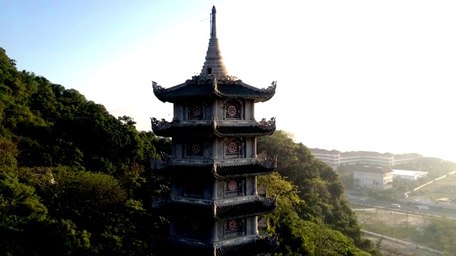 鸟瞰佛塔，山对城视频素材