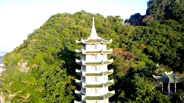 围绕寺院宝塔的运动，在青山上对着城市视频素材