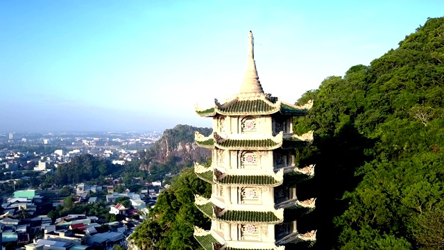 宝塔在空中盘旋，在绿树成荫的山峦之间视频素材