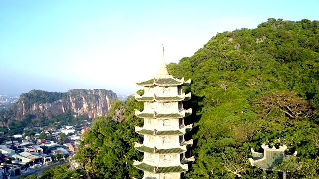 缩小在城市山上灯火通明的佛寺宝塔视频素材