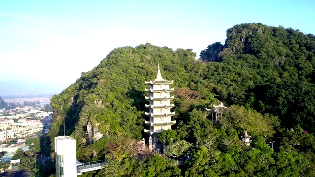 鸟瞰佛寺，山上有宝塔视频素材