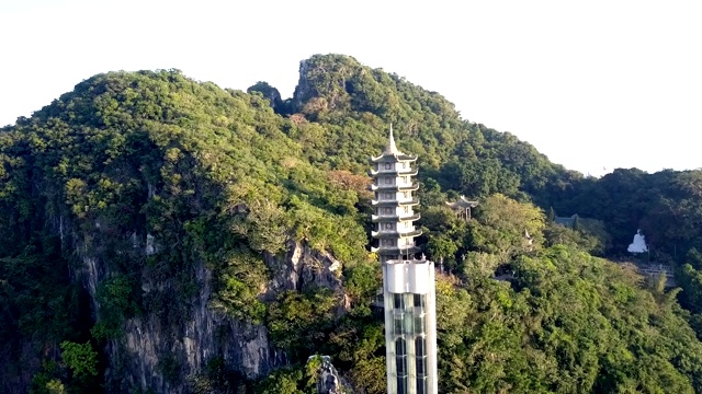 现代化的电梯在城市深处的热带雨林中的宝塔视频素材