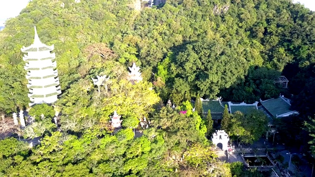 上观日光佛寺在青山上视频素材