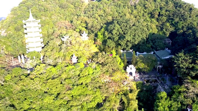 放大佛教寺庙在绿色的山上被城市包围视频素材