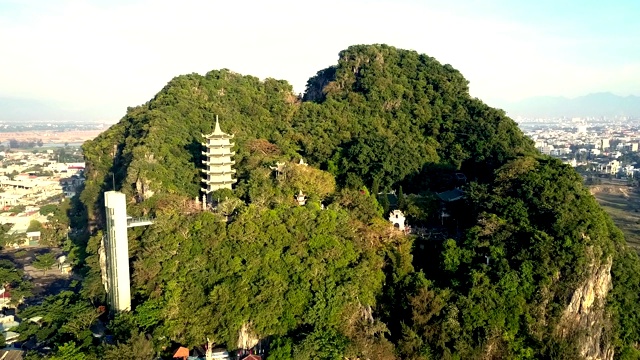 鸟瞰城市，到青山上的寺院宝塔视频素材