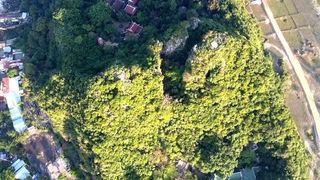 在现代城市中，飞过青山上的寺庙建筑视频素材