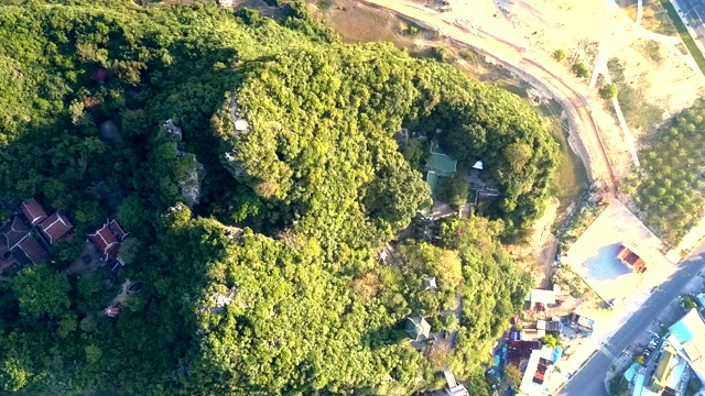 飞行在寺庙建筑的山上，周围的道路视频素材