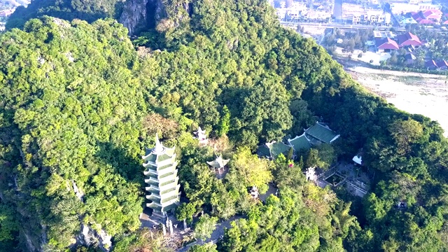 镜头从山顶向下俯视树林中的寺庙宝塔视频素材