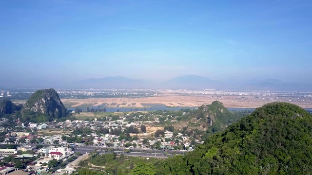 蓝天下碧山的现代航空城市视频素材