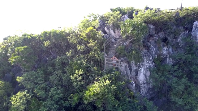 空中青山和姑娘的身影歇在石阶栏杆上视频素材