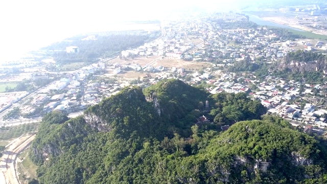 空中的青山与现代城市的庙宇相映衬视频素材