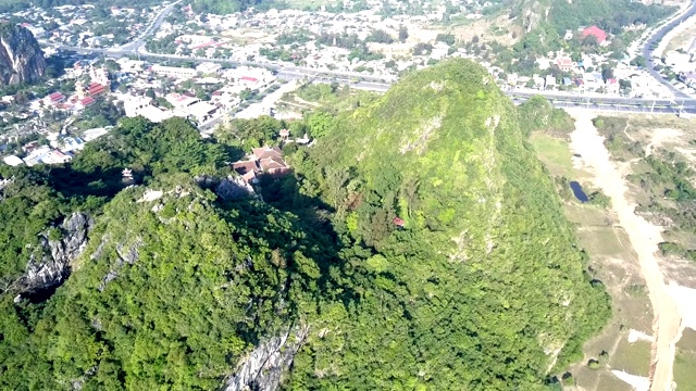 鸟瞰被道路环绕的小山上寺庙屋顶视频素材