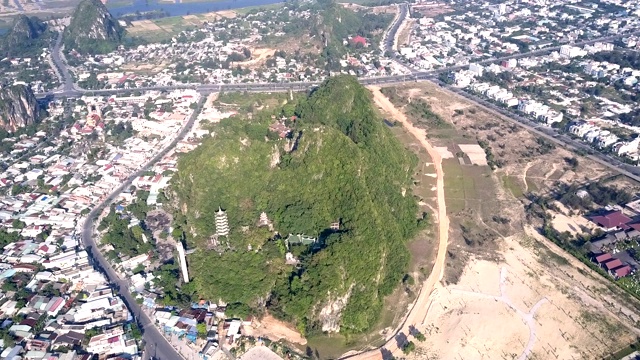 全景山与古庙之间的现代城市视频素材