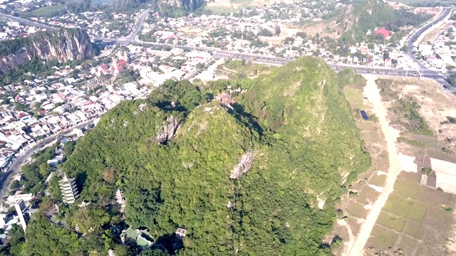 鸟瞰城下青山上的寺庙屋顶视频素材