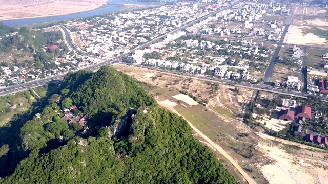 鸟瞰现代都市中的青山和寺庙屋顶视频素材