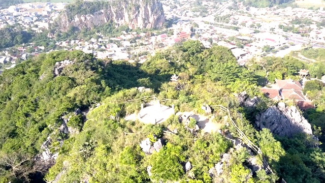 和女孩在山顶观景台盘旋飞行视频素材