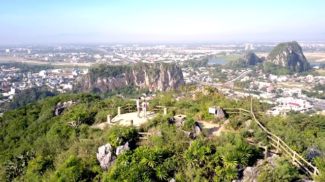 空中女孩从山顶观景台欣赏风景视频素材