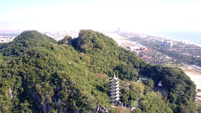 空中运动从绿色的山对图象的天空视频素材