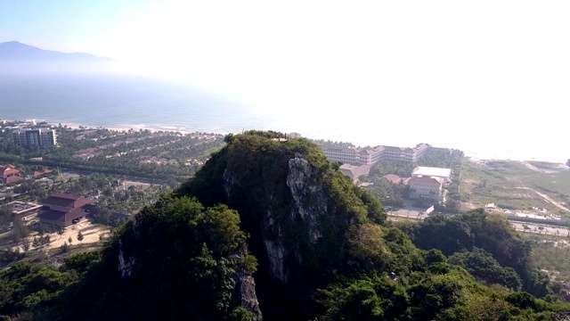 Flycam与人一起从山顶观景台上移走视频素材