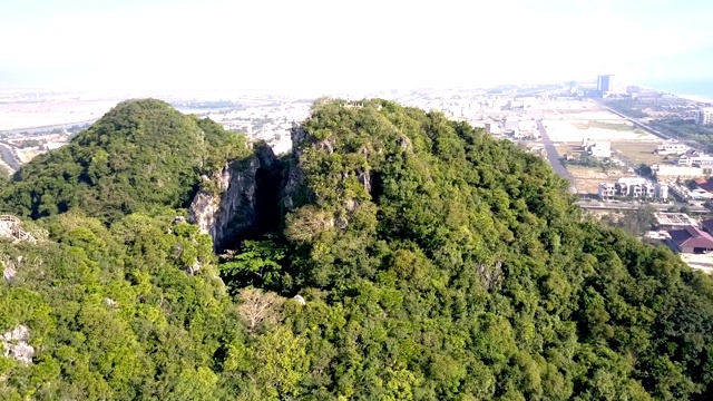 从宝塔上飞到山顶观景台，带人视频素材