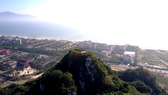 空中的山和人在顶部和城市在海岸视频素材