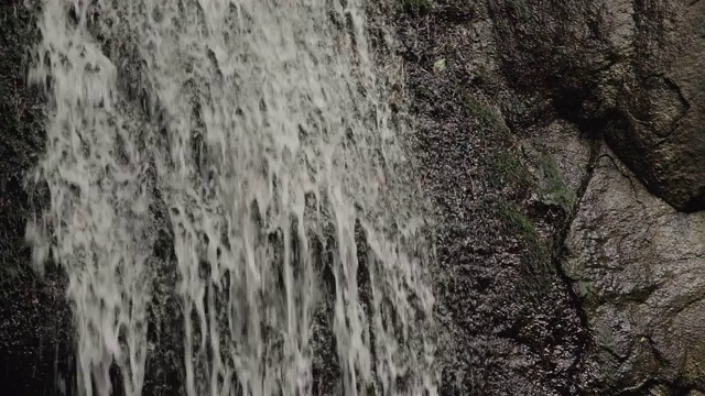 小瀑布从平坦的岩石上流下来视频素材