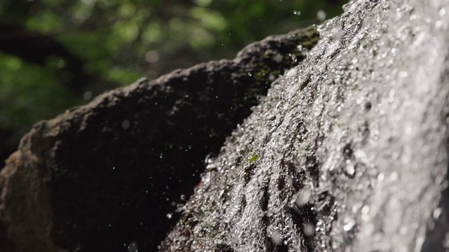 瀑布纹理泼水在夏季的绿色公园特写视频素材