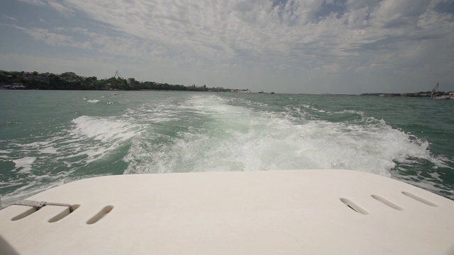 大海，海浪和泡沫，因为摩托艇或游艇视频素材