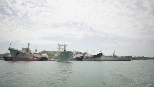 海港。旧船停在海湾里。码头上的旧渔船。生锈的金属视频素材