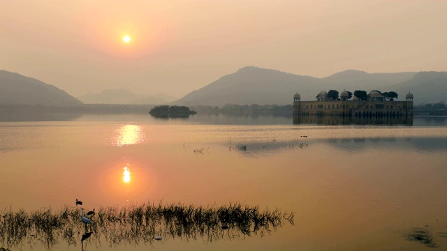 Jal Mahal(意为水宫)是印度拉贾斯坦邦首府斋浦尔曼萨加尔湖中部的一座宫殿。视频素材