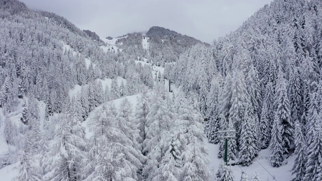 鸟瞰图的斜坡上的高山滑雪度假胜地Val Gardena在意大利。视频素材