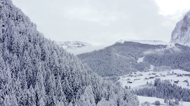 鸟瞰图的斜坡上的高山滑雪度假胜地Val Gardena在意大利。视频素材