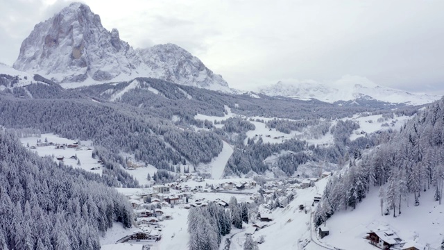 鸟瞰图的斜坡上的高山滑雪度假胜地Val Gardena在意大利。视频素材