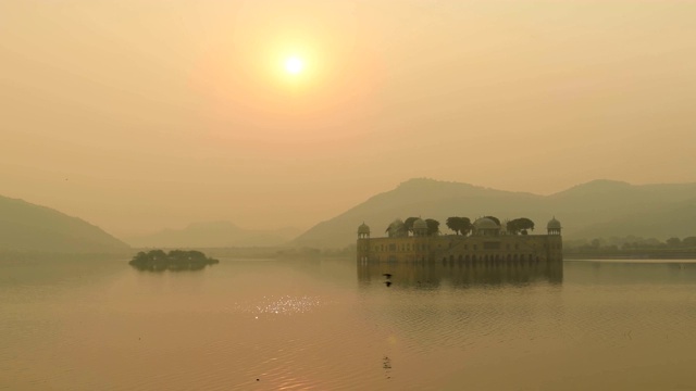 Jal Mahal(意为水宫)是印度拉贾斯坦邦首府斋浦尔曼萨加尔湖中部的一座宫殿。视频素材