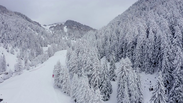 鸟瞰图的斜坡上的高山滑雪度假胜地Val Gardena在意大利。视频素材