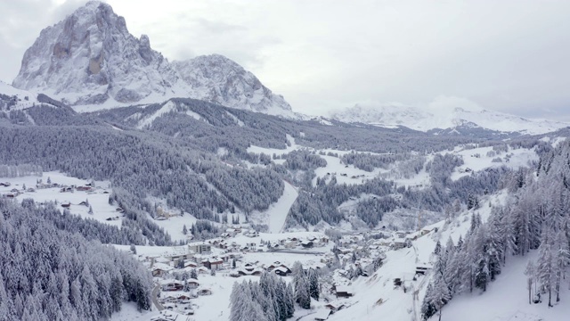 鸟瞰图的斜坡上的高山滑雪度假胜地Val Gardena在意大利。视频素材