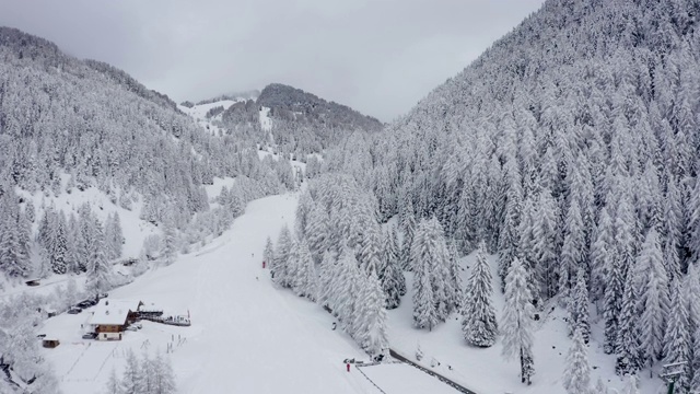 鸟瞰图的斜坡上的高山滑雪度假胜地Val Gardena在意大利。视频素材