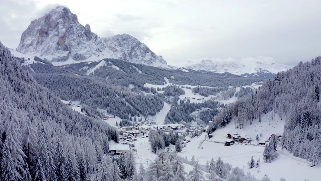 鸟瞰图的斜坡上的高山滑雪度假胜地Val Gardena在意大利。视频素材