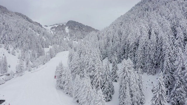 鸟瞰图的斜坡上的高山滑雪度假胜地Val Gardena在意大利。视频素材