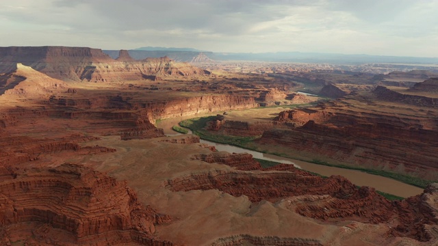 无人机镜头:Shafer trail Canyonlands的汽车视频素材