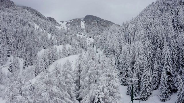 鸟瞰图的斜坡上的高山滑雪度假胜地Val Gardena在意大利。视频素材