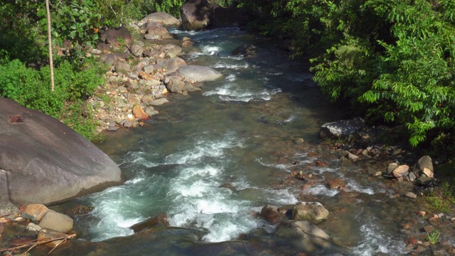美丽的河流和美妙的淡水4K镜头视频素材