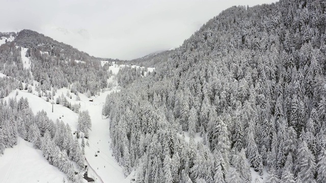 鸟瞰图的斜坡上的高山滑雪度假胜地Val Gardena在意大利。视频素材