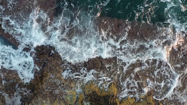 海浪拍打着岩石海岸，鸟瞰图视频下载