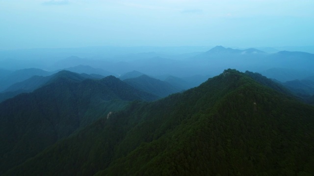 韩国庆尚北道玉镇郡山的雾景视频素材