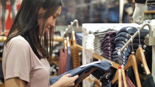 在服装店买衣服的女人视频素材