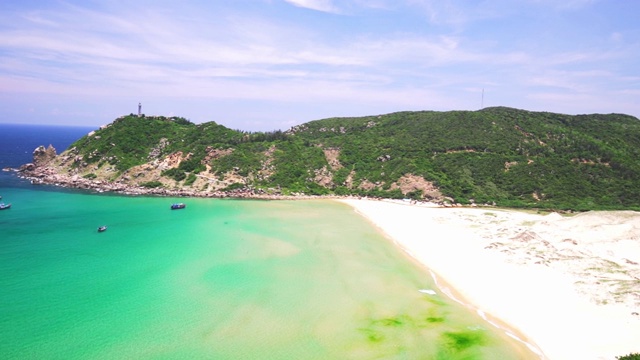 美丽的海湾在阳光明媚的下午附近的灯塔Dai Lanh，富Yen，越南视频素材