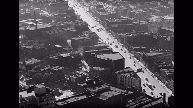 1950年代-鸟瞰图工业城市景观，底特律，密歇根州，美国视频素材