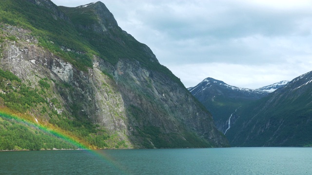 Sunnylvsfjorden,挪威。彩色彩虹在阳光湾峡湾的春天景观。从漂浮的旅游船渡船在夏天的一天。著名的挪威地标和受欢迎的目的地视频素材